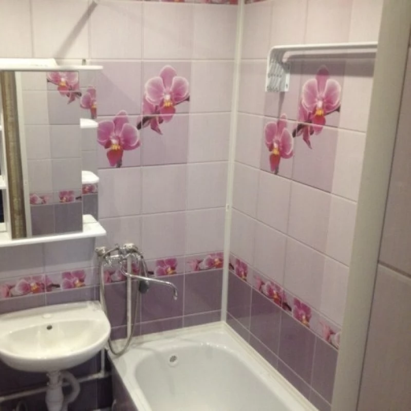 Новосибирск магазин ванны. Панели с орхидеями в ванной комнаты. ПВХ панели Орхидея в ванную комнату. Панели для ванной розовые. Плитка с орхидеями для ванной.