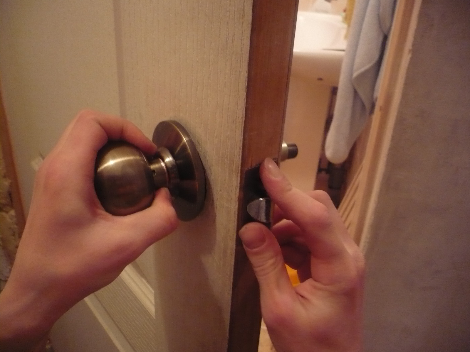 Ручка в дверь в ванную. Разобрать ручку межкомнатной двери Fuaro. Разболталась дверная ручка межкомнатной двери. Замок для межкомнатной двери. Круглые ручки для межкомнатных дверей.